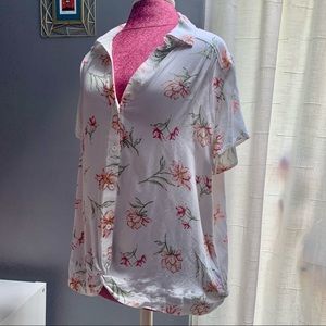 TORRID FLORAL WHT/CREAM TWIST FRONT TOP  Size 1X